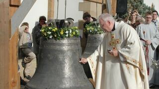 Das Foto zeigt Dekan Wolfgang Gaber bei der Salbung der neuen Glocken mit Chrisam im Rahmen der Weihehandlung 2008.