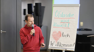 Klimaschutzmanager Martin Hirning begrüßte im Rettungszentrum in der Eichendorffstraße die interessierten Besucher