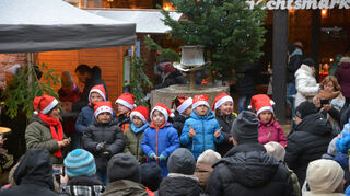 Herzig: Am Brunnen im Hof singen die Kinder aus dem Kindergarten St. Kilian vom Winter, der Advents- und Weihnachtszeit.