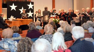 Organist Peter Rudolf, hier am Klavier, Sopranistin Josefa Kreimes und Chorleiter Michael Leideritz sowie die evangelischen Kirchenchöre aus Ketsch und Brühl erfreuen mit ihren Stimmen.