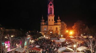 Der Blick auf den Marktplatz beim Hockenheimer Advent zeigt, dass die über 40 Anbieter jede Menge zu tun haben.