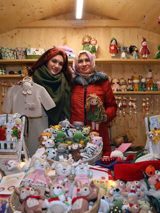 Feyza und Meral Celebi Dogan haben einen Stand mit selbst gemachten Produkten.