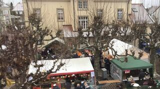 Zwischen den Bäumen auf dem Alten Schulhof gibt es beim Neulußheimer Weihnachtsmarkt vieles zu entdecken, während ein unterhaltsames Bühnenprogramm für Atmosphäre sorgt.