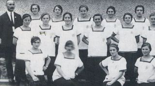 Die Sportlerinnen der Damenturnriege im Jahr 1925 mit dem damaligen TBG-Vorsitzenden Peter Schell (l.) und Vorstandsmitglied Georg Michael Sturm (r.).