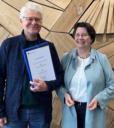 Uwe Heidenreich wurde von Nicole Gross, Leiterin des Amts für Landwirtschaft und Naturschutz, für 25 Jahre ehrenamtlichen Naturschutzdienst geehrt.