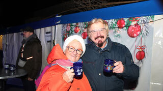 „Ur-Ketscher“ Claus Gängel und Heike Hutter freuen sich über den tollen Weihnachtsmarkt in der Enderlegemeinde. Zusammen sind sie jedes Jahr dabei.