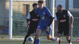 Plankstadts Akay Öztürk lässt hier zwei Gegenspieler stehen und seine Mannschaft gewann am Ende knapp mit 1:0.