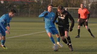 Der Reilinger Spielmacher Patrick Rittmaier (am Ball) wird von den Ketschern Tom Matthias (l.) und Miguel Gundelsweiler (M.) angegangen.