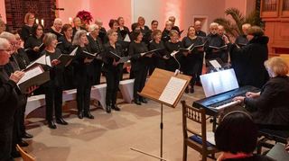 Der Chor des AGV überzeugt mit seinem Konzert in der evangelischen Kirche. Unter dem Dirigat von Maria Löhlein-Mader hat sich das Ensemble zu einem überzeugenden Klangkörper entwickelt, der an diesem Abend von zwei Solistinnen verstärkt wurde.