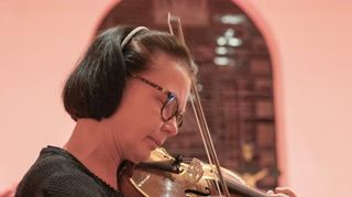 Isabella Pochylczuk an der Violine überzeugte sowohl als Solistin wie auch als ein-fühlsame Begletung des Chores.