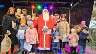 Zehn glückliche kleine Neulußheimer mit ihren Eltern nahmen die Gewinne aus den Händen des Nikolauses, Ralf Horchheimer, entgegen.