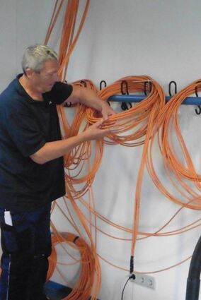 Für die strukturierte Gebäudeverkabel-ung werden hunderte Meter eines hoch- wertigen Netzwerkkabels in der Decken-konstruktion eingezogen.