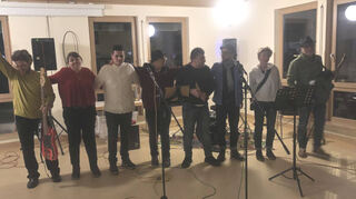 Die inklusive Band „Kings and Queens“ mit (v. l.) Alexander, Julia, Luis, Alexander, Vito, Dominik, Liv und Thomas holt sich ihren wohlverdienten Applaus. Dass nur Vornamen veröffentlicht werden, ist Wunsch der Lebenshilfe.
