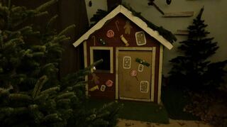 Das Häuschen von Hänsel und Gretel. Im Haus versteckt sich Hexe Lena.