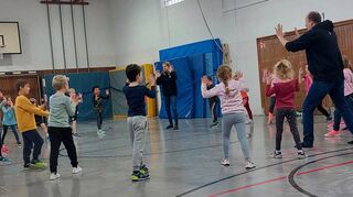 Wing-Tsun-Trainer Andreas Klostermann bringt den Kindern bei, sich selbst zu verteidigen und sich allgemein zu behaupten.