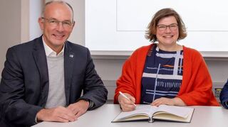 MVV-Vertriebsvorstand Ralf Klöpfer (v.l.), Stadtwerke-Geschäftsführerin Martina Braun und MVV-Technikvorstand Dr. Hansjörg Roll bei der Unterzeichnung.