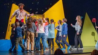 Eine Oper zum Mitmachen: Hier stürmen die Kinder auf die Bühne, um als Tiger, Affen und Kängurus zu agieren.