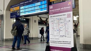 In Darmstadt weisen schon Hinweistafeln auf den Ersatzverkehr hin.