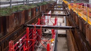 Eine der größeren Baustellen an der Riedbahn: In Bobstadt wird eine neue Unterführung gebaut.