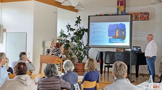 Pfarrerin Michaela Schmittberg (am Rednepult) erläuterte mit Hilfe von Kirchengemeinderat Jürgen Geschwill (rechts) anhand einer Präsentation den Strategieprozess und die Zusammenlegung der Kirchengemeinden.