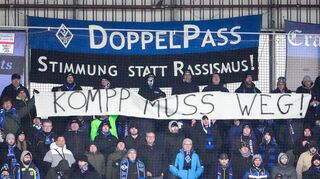 Die organisierte Fanszene des SV Waldhof forderte mit Protestaktionen wie hier beim Spiel gegen die Ingolstadt die Entlassung von Geschäftsführer Markus Kompp.