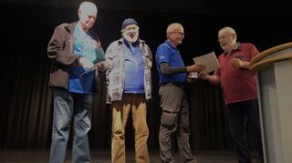 Die Kurpfalz-Wanderer Rolf Dusberger (v. l.), Michael Faleschini und Peter Nauth werden von DVV-Landesvorsitzendem Rudolf Beining (r.) geehrt.