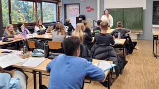 Jugendgemeinderätin Lena Hagen ist zu Besuch bei der 8 b der Theodor-Heuss-Realschule und berichtet aus der Arbeit der Jugend-vertretung und über ihre Bedeutung.