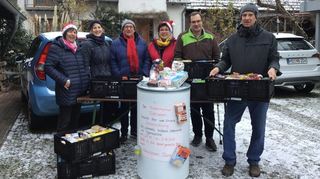 Dagmar Engelhard (v. l.), Anika Hirsch, Günter Schöner, Renate Hettwer, Dennis Wohlgemuth und Hanspeter Rausch bei der ge-meinsamen Sortieraktion.