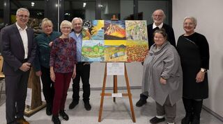 Die Altlußheimer Künstlergruppe nimmt den Dank von Bürgermeister Uwe Grempels (l.) für ihr Engagement entgegen. Die Künstler Birgit Cromer (v. l.), Erika Geiß, Willi Deigner, Ulrike Hettmannsperger, Michael Merz und Maria Magdalena Martin bilden für ihre Werke den sprichwörtlich „künstlerischen“ Rahmen.