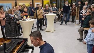 Nach mehrjähriger Pause lud die Altlußheimer Künstlergruppe zur Vernissage ins Bürgerhaus ein. Für den musikalischen Rahmen sorgt Jürgen Cromer am Flügel.