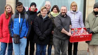 Machen mit Schokonikoläusen Kindern aus bedürftigen Familien eine Freude: Schülerinnen und Schüler der Comenius-Schule in Begleitung ihrer Lehrerin Stefanie Herzog (6. v. l.). Tafelladen-Leiter Alexander Schweitzer freut sich. Ebenfalls mit dabei: Comenius-Rektorin Eleonore Frölich (2. v. r.) und Schüler Aykut, der die Spende stolz übergibt.