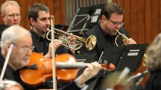 Das Schwetzinger Blechbläserensemble und das Schwetzinger Kammerorchester unterstützen die Gesangsdarbietung der Chorgemeinschaft.
