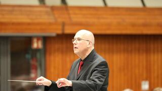 Rainer Ruhland ist sich als Dirigent für die Gesamtleitung des eindrucksvollen Konzerts verantwortlich.