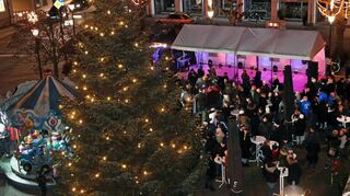 Der Weihnachtsmarkt in Plankstadt im vergangenen Jahr. Unter dem Weihnachtsbaum können sich Besucher versammeln, Glühwein trinken und die Kinder mit dem Karussell fahren lassen.