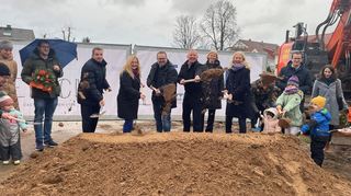 Neben den einzelnen Vertretern, die am Bau der Wohnsiedlung mitwirken, sind auch die künftigen Bewohner eingeladen. So dürfen auch die Kinder beim offiziellen Spatenstich helfen.
