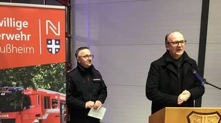 Feuerwehrkommandant Sascha Langlotz und Bürgermeister Gunther Hoffmann freuen sich, das neue Fahrzeug der Wehr in Dienst stellen zu können.