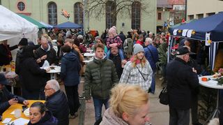 Schon gleich zu Beginn war im vergangenen Jahr richtig was los auf dem heimeligen Weihnachtsmarkt zwischen Rathaus und evangelischer Kirche.