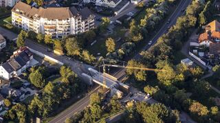Das Foto aus der Luft entstand im September dieses Jahres. Hier ein Blick aus Westen auf die Baustelle der Closwegbrücke, die wegen Baufälligkeit abgerissen werden musste und gerade neu gebaut wird.
