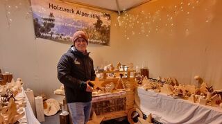 Louis Hitter vom Holzwerk Alpenstihl freut sich über zirbenbegeisterte Kunden, er ist nur noch dieses Wochenende da. Er fertigt nicht nur schöne Deko und Gebrauchs-gegenstände aus dem Holz, sondern auch maßgefertigte Betten.