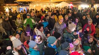 Andrang bei der Siedlerweihnacht im vergangenen Jahr: Vorne schauen die Kinder gespannt auf den Nikolaus, hinten erfreuen sich die Stände großer Beliebtheit.