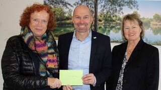 Ilse-Marie Oswald (l.) und Margret Meier vom Bridgeclub übergeben Bürgermeister Timo Wangler die Spende für die Gemeinde Ketsch.