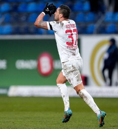 Pascal Testroet jubelt über Ausgleichstor beim SV Waldhof.