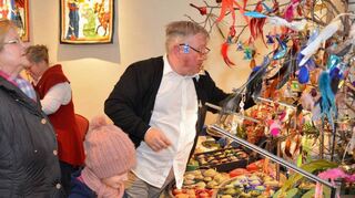 Klassische Dekorationen, herzige Unikate, Schmückendes für Hals, Hand und Ohr sowie Kulinarik und Entertainment satt bietet der Weihnachtsmarkt in und um die Villa Meixner diesmal am dritten Adventswochenende.