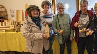 Die Organisatoren Uschi Hummel (2.v.l) und Esther Kraus (2.v.r.) haben den Verkaufsraum wie in den Vorjahren ansprechend ge-staltet und freuen sich über reges Interesse.