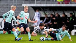 Im badischen Pokal schlug Sandhausen (in der Mitte Richard Meier) den SV Waldhof mit 4:1 (v.l. Per Lockl, Julian Rieckmann und Julian Riedel).