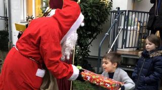 Der Nikolaustrupp an einer seiner Stationen: Hier kann Umut sein Glück kaum fassen, als der Nikolaus das Geschenk aus dem Sack zieht.