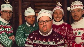 Stimmen sich nicht nur kleidungstechnisch auf das Weihnachtskonzert in der Wollfabrik ein: Die „who2ladies“ mit Julian Wittig (v. l.), Martin Weissmann, Tobias Kief, Patrick Weiser und Adrian Laule.