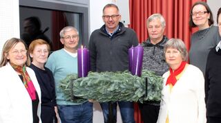 Alle ehrenamtlichen Helfer freuten sich gemeinsam mit dem Diakon über eine gelungene Feier: Susanne und Annika Muth (v.l.), Alfred Neubrand, Diakon Michael Barth-Rabbel, Ingrid Deutsch, Irmgard Moll-Umhey, Lucia Lang und Michael Muth.