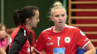 Trainerin Franziska Steil (l.) gibt Rückraumspielerin Katja Hinzmann Tipps. Derzeit ist sie auch als Psychologin gefragt.
