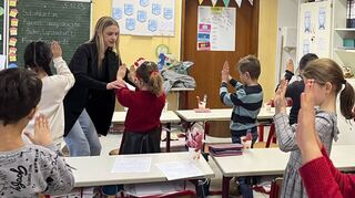 Mit Empathie und der nötigen Ernsthaftigkeit – ein starkes „Nein“ mit einer entsprechenden Abwehrhaltung: Das hat Wirkung. Lina Mörixbauer zeigt den Kindern, wie sie hierbei die Körpersprache einsetzten können.